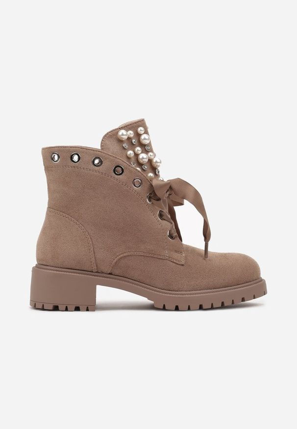 Renee - Ciemnobeżowe Botki z Ozdobnymi Sznurówkami Perłami i Cyrkoniami Jovilda. Okazja: na co dzień. Kolor: beżowy. Materiał: skóra, jeans. Wzór: aplikacja. Obcas: na obcasie. Styl: rockowy, casual. Wysokość obcasa: średni