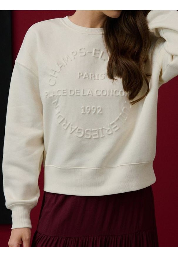 Sinsay - Bluza crewneck oversize z napisem - kremowy. Kolor: kremowy. Wzór: napisy