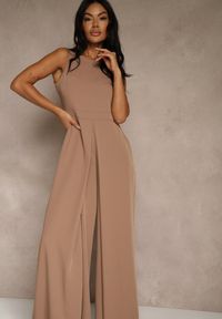 Renee - Ciemnobeżowy Taliowany Kombinezon Ozdobiony Zakładkami Berinola. Okazja: na imprezę. Kolor: beżowy. Wzór: aplikacja. Styl: elegancki #2