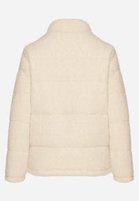 Born2be - Beżowa Futrzana Kurtka Pikowana w Stylu Baranka Olettana. Okazja: na co dzień. Kolor: beżowy. Materiał: futro. Styl: casual #3