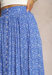 Renee - Niebieska Maxi Spódnica Rozkloszowana w Kwiaty z Guzikami Kessame. Okazja: na co dzień, na spacer. Kolor: niebieski. Wzór: kwiaty. Sezon: lato. Styl: casual #5