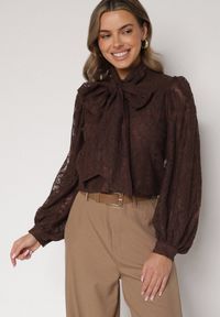 Born2be - Brązowa Koronkowa Koszula z Bufiastymi Rękawami i Kokardą przy Dekolcie Sewane. Okazja: na co dzień, do pracy, na spotkanie biznesowe. Typ kołnierza: kokarda. Kolor: brązowy. Materiał: koronka. Styl: biznesowy, casual, elegancki #1