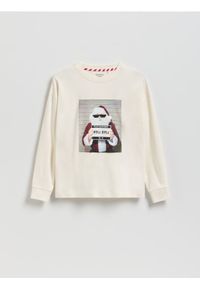 Reserved - Świąteczny longsleeve z nadrukiem - złamana biel. Materiał: bawełna, dzianina. Długość rękawa: długi rękaw. Wzór: nadruk. Styl: wizytowy #1