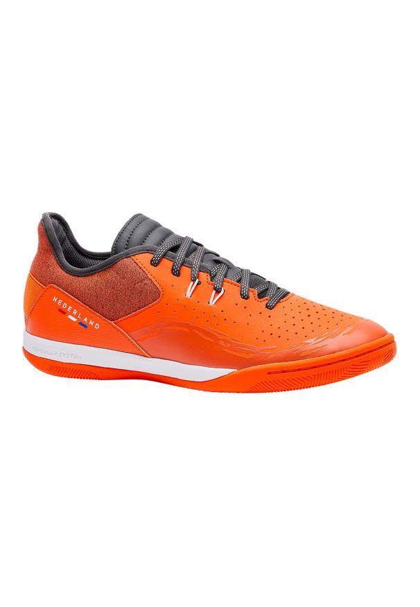 IMVISO - Buty do piłki nożnej halowej Kipsta Eskudo 500 Barrio Holandia. Kolor: czerwony, pomarańczowy, wielokolorowy. Materiał: kauczuk, materiał. Wzór: gładki