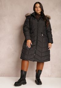 Renee - Czarna Kurtka Pikowana z Futerkiem Lawanna. Okazja: na co dzień. Kolekcja: plus size. Kolor: czarny. Materiał: futro. Długość rękawa: długi rękaw. Długość: długie. Wzór: aplikacja. Styl: wizytowy, elegancki, casual #5