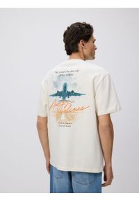 Reserved - T-shirt comfort z nadrukiem na plecach - złamana biel. Materiał: dzianina, bawełna. Wzór: nadruk #1