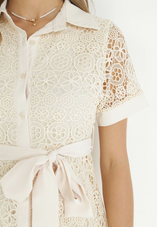 Born2be - Jasnobeżowa Koszulowa Sukienka Koronkowa z Wiązanym Paskiem Ariata. Kolor: beżowy. Materiał: koronka. Wzór: aplikacja. Typ sukienki: koszulowe