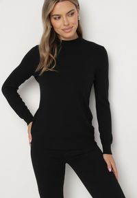 Born2be - Czarny Sweter o Klasycznym Kroju z Wiskozą Nerella. Okazja: na co dzień, na spotkanie biznesowe, do pracy. Kolor: czarny. Materiał: wiskoza. Długość rękawa: długi rękaw. Długość: długie. Wzór: aplikacja, bez wzorów. Styl: klasyczny #7