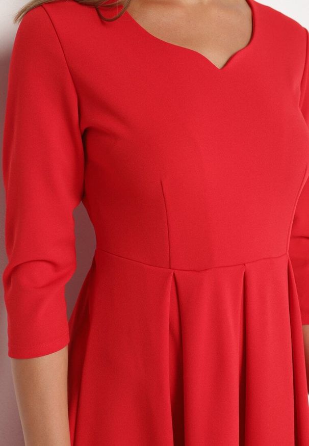 Born2be - Czerwona Rozkloszowana Sukienka z Rękawem 3/4 Nomiel. Okazja: na spotkanie biznesowe. Kolor: czerwony. Materiał: tkanina. Typ sukienki: rozkloszowane. Styl: biznesowy, klasyczny