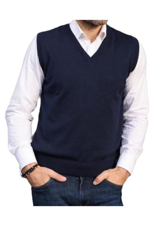 M. Lasota - polski producent - Granatowy bezrękawnik męski SW81 Bond kamizelka. Okazja: na co dzień. Typ kołnierza: dekolt w serek. Kolor: niebieski. Materiał: akryl, bawełna, materiał. Długość rękawa: bez rękawów. Wzór: gładki, ze splotem. Styl: klasyczny, casual, elegancki