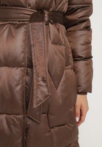 Born2be - Brązowa Pikowana Kurtka o Długim Kroju Ozdobiona Paskiem i Odpinanym Futerkiem Milirra. Okazja: na spacer. Kolor: brązowy. Materiał: futro. Długość: długie. Wzór: aplikacja. Styl: elegancki, wizytowy #6