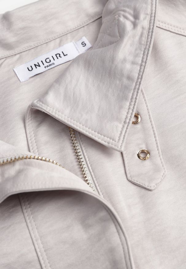 Born2be - Beżowa Kurtka Typu Bomberka Ozdobiona Kołnierzykiem Tellavan. Okazja: na co dzień. Kolor: beżowy. Materiał: poliester, jeans. Wzór: aplikacja. Styl: casual