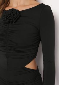 Born2be - Czarna Dopasowana Sukienka Mini z Kwiatkiem i Wycięciami Gradutta. Kolor: czarny. Długość rękawa: długi rękaw. Wzór: kwiaty. Typ sukienki: dopasowane. Długość: mini #2