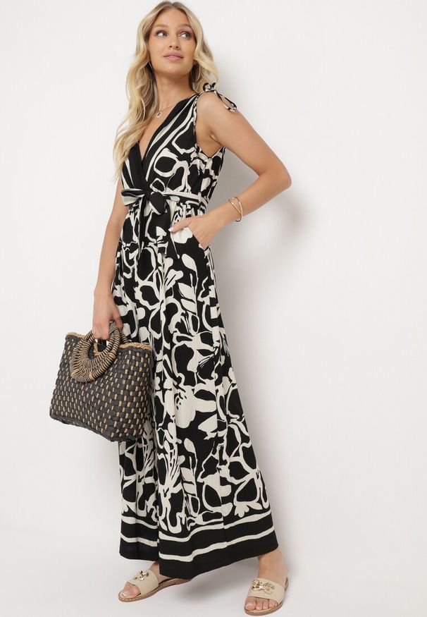 Born2be - Czarny Kopertowy Kombinezon z Wiskozą Wykończony Gumką w Talii z Materiałowym Paskiem Inatia. Okazja: na co dzień. Kolor: czarny. Materiał: wiskoza, materiał. Długość: długie. Styl: casual, elegancki