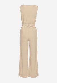 Born2be - Beżowy Kombinezon z Wywijanym Dekoltem w Łódkę i Paskiem z Klamrą Galithiela. Okazja: na co dzień. Kolor: beżowy. Wzór: aplikacja. Styl: klasyczny, casual, elegancki #3