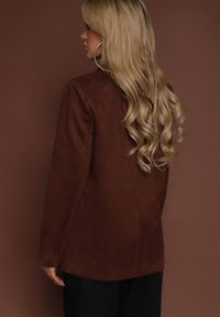 Renee - Brązowa Pudełkowa Marynarka z Usztywnioną Linią Ramion Rillie. Okazja: na co dzień. Kolor: brązowy. Materiał: jeans. Styl: casual, elegancki