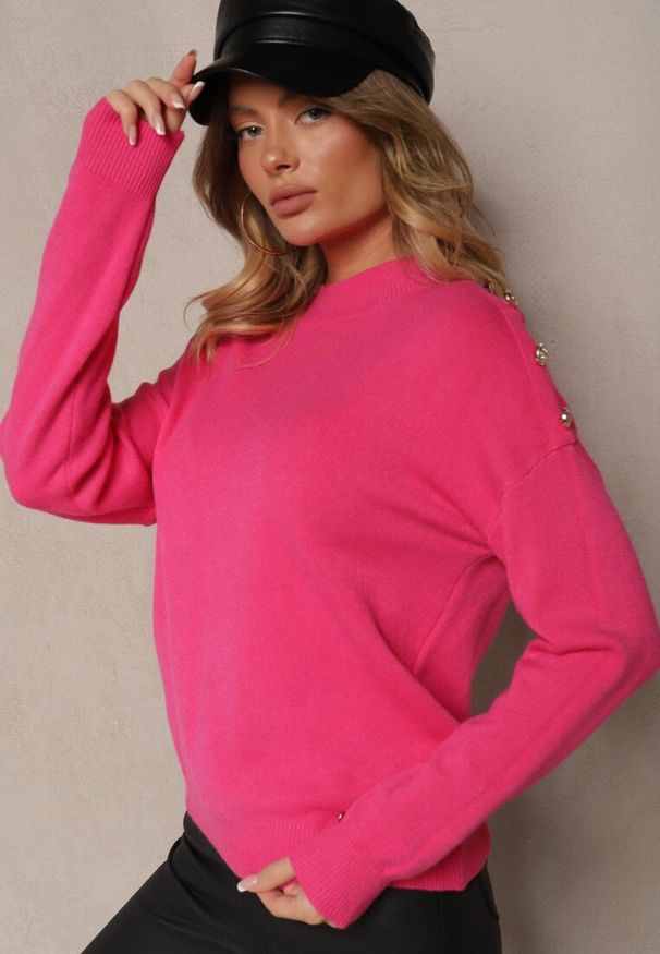 Renee - Fuksjowy Sweter z Półgolfem Wiskozą i Modalem Ozdobiona Guzikami Emmitana. Okazja: na co dzień. Kolor: różowy. Materiał: wiskoza. Wzór: aplikacja. Styl: klasyczny, casual, elegancki