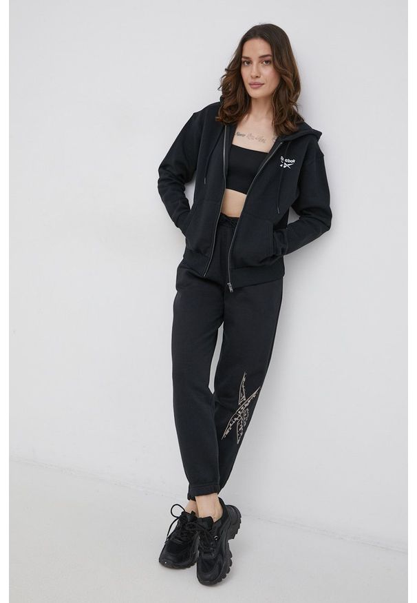 Reebok Bluza damska kolor czarny z kapturem gładka. Typ kołnierza: kaptur. Kolor: czarny. Materiał: dzianina, poliester. Wzór: gładki