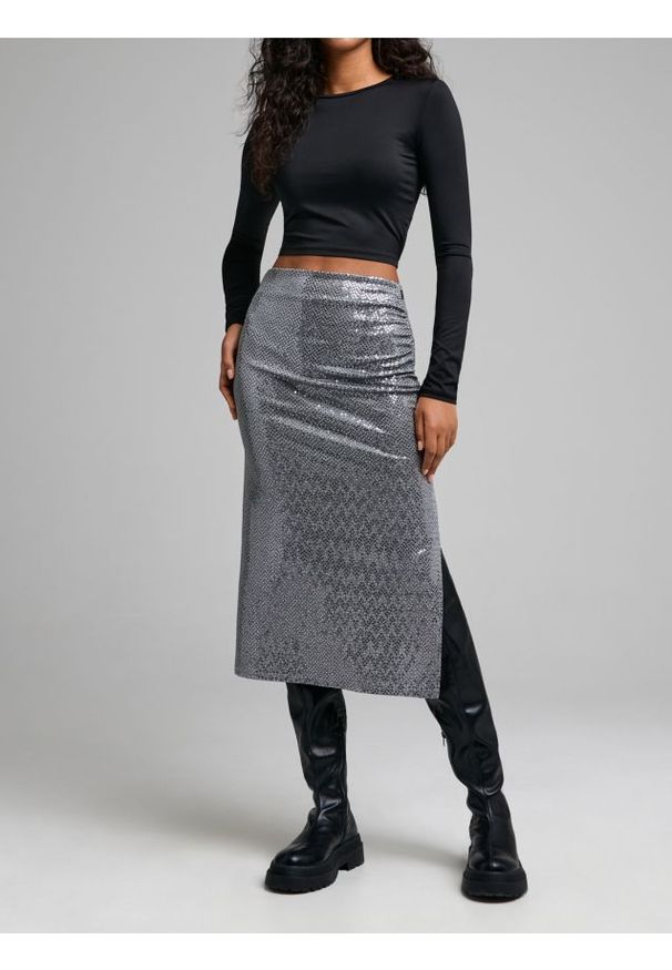 Sinsay - Cekinowa spódnica midi z rozcięciem - srebrny. Kolor: srebrny