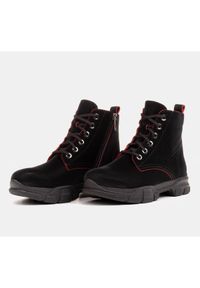 Marco Shoes Botki damskie z czarnej skóry o czerwonych krawędziach. Kolor: czarny. Materiał: skóra