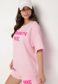 Born2be - Różowy Komplet Oversize z Wiskozą T-shirt i Szorty z Nadrukiem Liravella. Kolor: różowy. Materiał: wiskoza. Wzór: nadruk #5