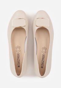 Born2be - Białe Czółenka na Niskim Słupku ze Skórzaną Wkładką i Aplikacją Cezela. Okazja: na co dzień, na ślub cywilny, na wesele, na imprezę. Kolor: biały. Materiał: skóra. Wzór: aplikacja. Obcas: na słupku. Styl: casual, elegancki #9