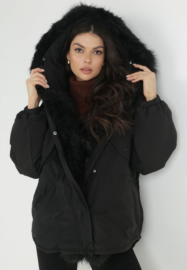 Born2be - Czarna Kurtka Parka Oversize z Futerkiem Mitto. Kolor: czarny. Materiał: futro. Długość rękawa: długi rękaw. Długość: długie. Sezon: jesień, zima. Styl: elegancki, klasyczny