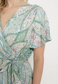 Born2be - Jasnozielona Długa Sukienka z Wiskozy z Kopertową Górą i Geometrycznym Wzorem Amareth. Kolor: zielony. Materiał: wiskoza. Wzór: geometria. Typ sukienki: kopertowe. Długość: maxi #3