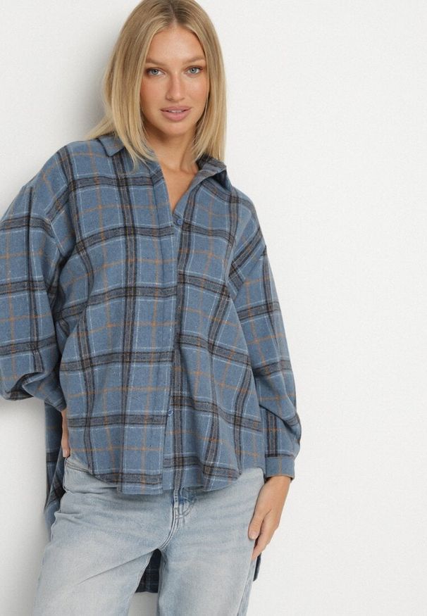 Born2be - Niebieska Koszula Oversize w Kratę z Przedłużonym Tyłem Sulicella. Okazja: na co dzień. Typ kołnierza: kołnierzyk klasyczny. Kolor: niebieski. Materiał: jeans, dzianina. Długość rękawa: długi rękaw. Długość: długie. Styl: klasyczny, casual