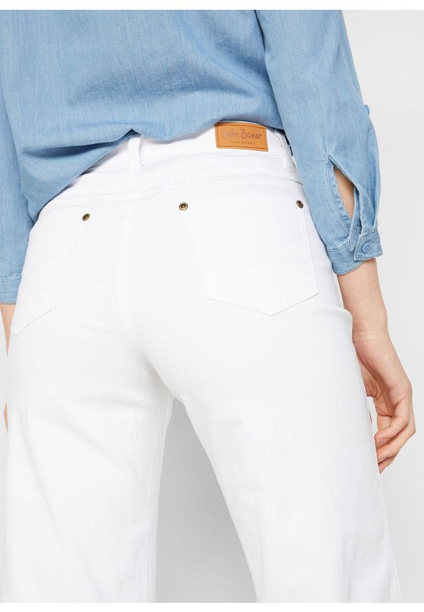bonprix - Dżinsy ze stretchem wide fit, mid waist. Kolor: biały
