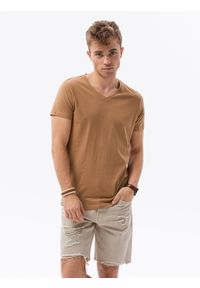 Ombre Clothing - Klasyczna męska koszulka z dekoltem w serek BASIC - jasnobrązowy V9. Typ kołnierza: dekolt w serek. Kolor: brązowy. Materiał: bawełna, jeans. Długość: krótkie. Styl: klasyczny #1