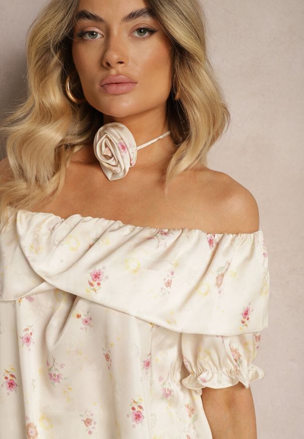 Renee - Jasnobeżowa Bluzka Typu Hiszpanka w Drobne Kwiaty z Chokerem z Różą Bedidia. Typ kołnierza: dekolt hiszpanka. Kolor: beżowy. Wzór: kwiaty