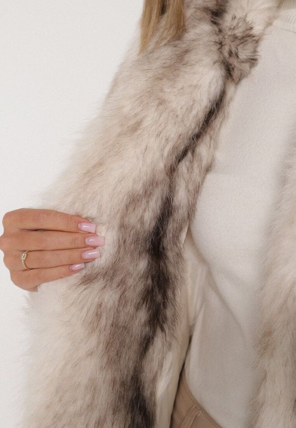 Born2be - Biały Płaszcz Futro z Szerokim Kołnierzem i Kieszeniami Ezinda. Okazja: na co dzień, do pracy, na spotkanie biznesowe. Typ kołnierza: golf. Kolor: biały. Materiał: futro. Styl: biznesowy, klasyczny, casual, elegancki