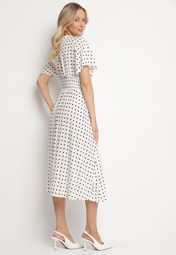 Born2be - Biała Sukienka z Bawełny Rozkloszowana w Kropki Toliennea. Okazja: na co dzień. Kolor: biały. Materiał: bawełna. Wzór: kropki. Styl: casual