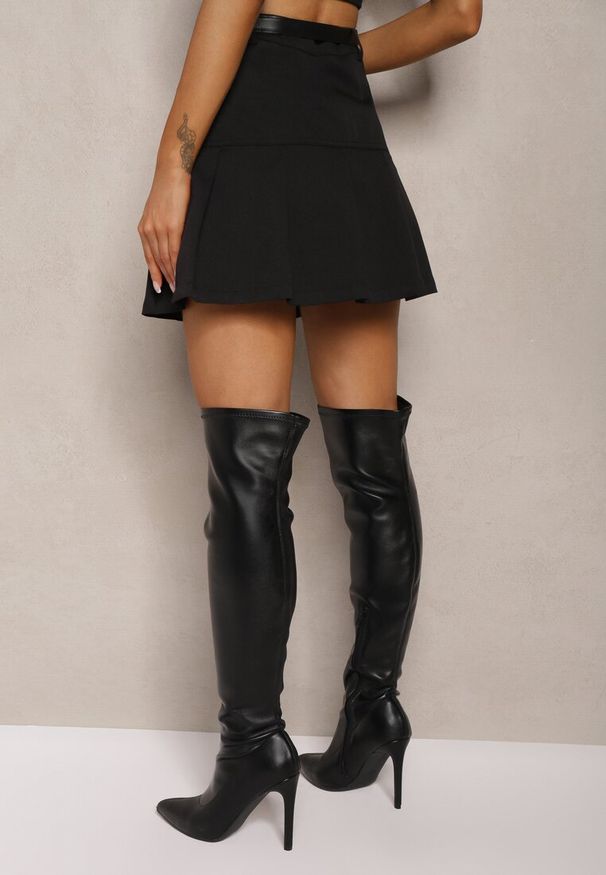 Renee - Czarne Plisowane Spódnico-Spodenki z Dodatkiem Wiskozy High Waist Ozdobione Paskiem Selivia. Stan: podwyższony. Kolor: czarny. Materiał: wiskoza. Wzór: aplikacja