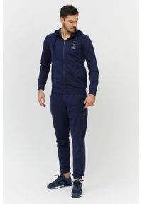 EA7 Emporio Armani - EA7 Granatowe spodnie męskie z wymiennym logo, Rozmiar S. Kolor: niebieski. Materiał: dresówka, bawełna. Wzór: aplikacja #5