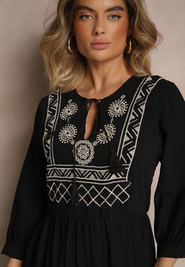 Renee - Czarna Sukienka z Wiskozy Ozdobiona Haftem Galionetia. Okazja: na co dzień. Kolor: czarny. Materiał: wiskoza. Wzór: aplikacja, haft. Styl: casual
