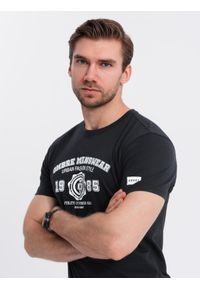 Ombre Clothing - Męski bawełniany t-shirt z nadrukiem w stylu college – czarny V2 - Rozmiar: S. Okazja: na uczelnię. Kolor: czarny. Materiał: bawełna. Wzór: nadruk