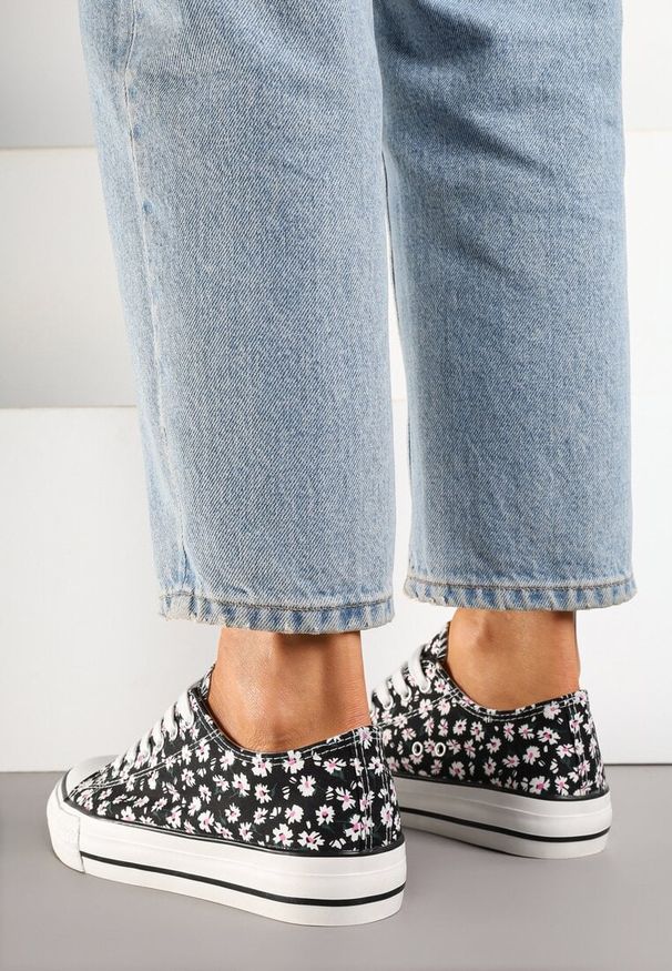 Born2be - Czarne Trampki z Cholewką Zdobioną Kwiatowym Wzorem Folaianna. Okazja: na spacer, na co dzień. Kolor: czarny. Materiał: jeans. Szerokość cholewki: normalna. Wzór: aplikacja, kwiaty. Styl: klasyczny, elegancki, casual