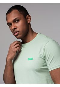 Ombre Clothing - Bawełniany t-shirt męski z zieloną naszywką na piersi – miętowy V4 - Rozmiar: M. Kolor: miętowy. Materiał: bawełna. Wzór: aplikacja. Styl: klasyczny, sportowy #4