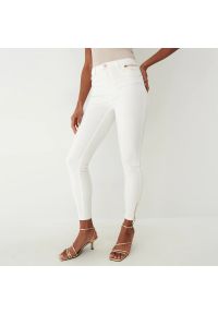 Mohito - Białe spodnie skinny - Biały. Kolor: biały #1