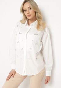 Born2be - Biała Koszula z Bawełny Ozdobiona Naszywkami Katiema. Okazja: na co dzień. Kolor: biały. Materiał: bawełna. Wzór: aplikacja. Styl: casual