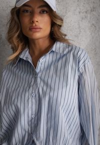 Renee - Niebieska Oversizowa Koszula z Bawełny w Pionowe Paseczki z Gumką Kadink. Okazja: na co dzień. Typ kołnierza: kołnierzyk klasyczny. Kolor: niebieski. Materiał: bawełna. Wzór: paski. Styl: casual, elegancki, klasyczny #4