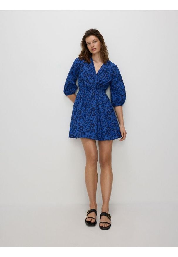 Reserved - Wzorzysta sukienka mini z bawełny - niebieski. Kolor: niebieski. Materiał: bawełna. Długość: mini
