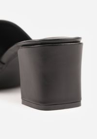 Born2be - Czarne Eleganckie Klapki na Słupku z Odkrytym Noskiem i Metaliczną Aplikacją Anazia. Okazja: na co dzień. Kolor: czarny. Materiał: jeans. Wzór: aplikacja. Sezon: lato. Obcas: na słupku. Styl: elegancki #4