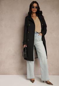 Renee - Czarny Dwurzędowy Płaszcz Trencz z Paskiem i Elegancką Klapą Fireti. Okazja: na co dzień, na spotkanie biznesowe. Kolor: czarny. Materiał: jeans. Długość rękawa: długi rękaw. Długość: długie. Styl: elegancki #3
