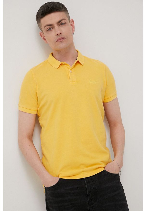 Superdry polo bawełniane kolor żółty gładki. Typ kołnierza: polo. Kolor: żółty. Materiał: bawełna. Długość: krótkie. Wzór: gładki