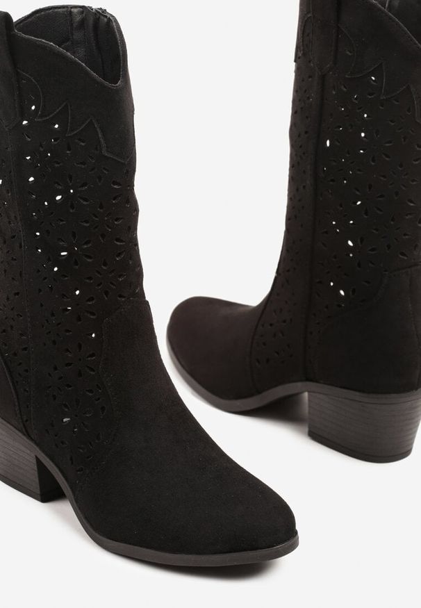 Renee - Czarne Botki Kowbojki na Słupku z Ażurową Cholewką Ravsemi. Okazja: na co dzień. Kolor: czarny. Materiał: jeans. Szerokość cholewki: normalna. Wzór: ażurowy. Obcas: na słupku. Styl: casual. Wysokość obcasa: średni