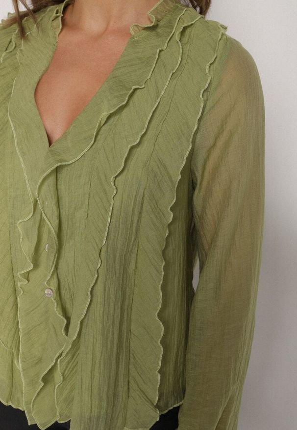 Born2be - Zielona Bluzka Koszulowa z Dekoltem w Serek Zdobiona Falbankami Nailiphis. Okazja: na co dzień, do pracy, na spotkanie biznesowe. Typ kołnierza: dekolt w serek, kołnierz z falbankami. Kolor: zielony. Materiał: jeans. Wzór: aplikacja. Styl: biznesowy, klasyczny, casual, elegancki