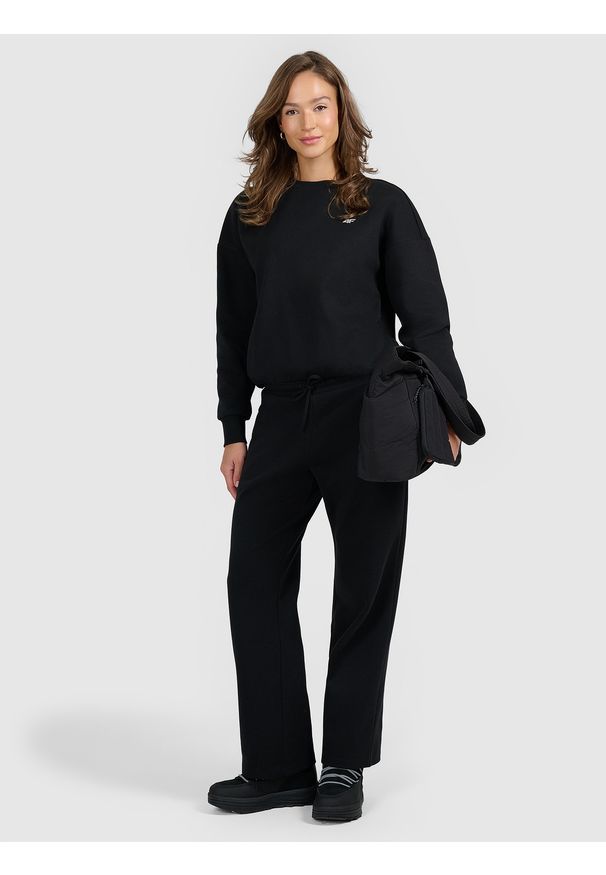 4f - 4F Bluza dresowa nierozpinana bez kaptura damska - czarna XS. Okazja: do domu, na co dzień. Typ kołnierza: bez kaptura. Kolor: czarny. Materiał: dresówka. Styl: casual, klasyczny